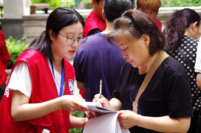 崇学花果·共筑文明社区，共享绿色家园 文明集市活动顺利举办