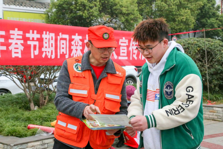 为了那抹绿，不负青山不负林