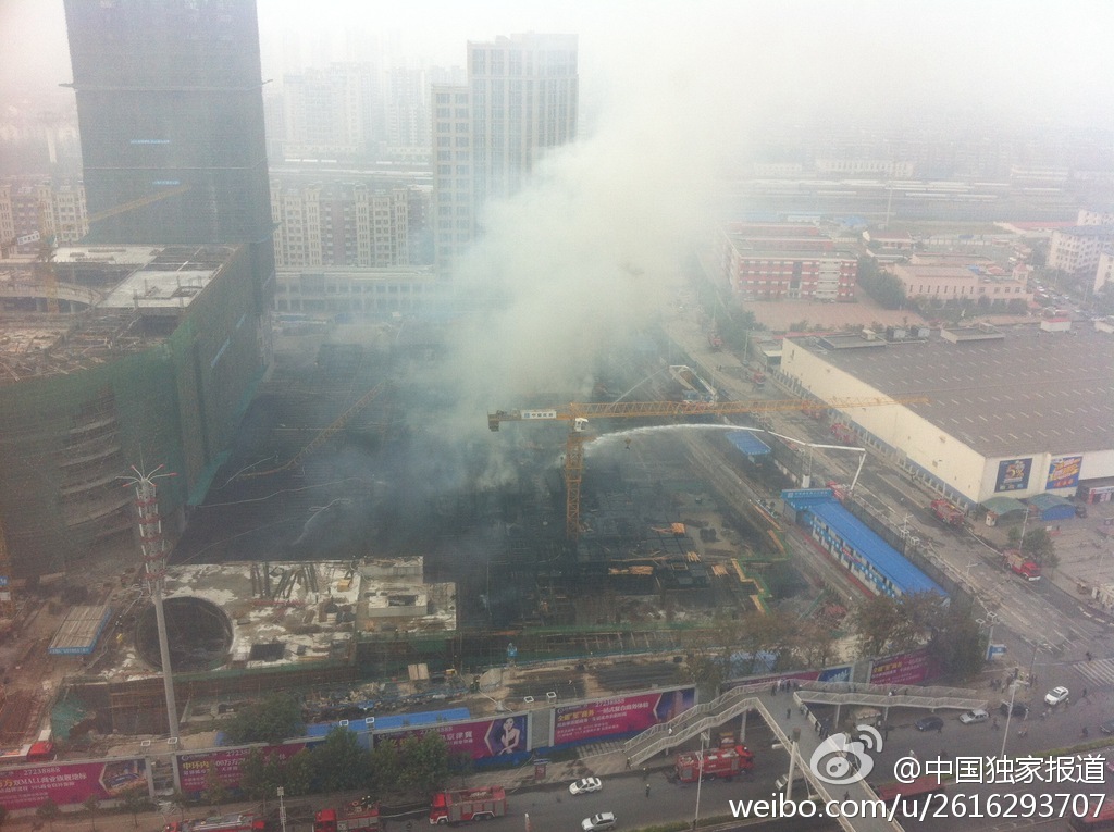 天津一在建商场发生火灾