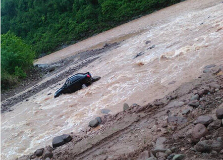 回川奔丧 5人遇山洪失踪确认1人遇难 父子出车呼救被冲走